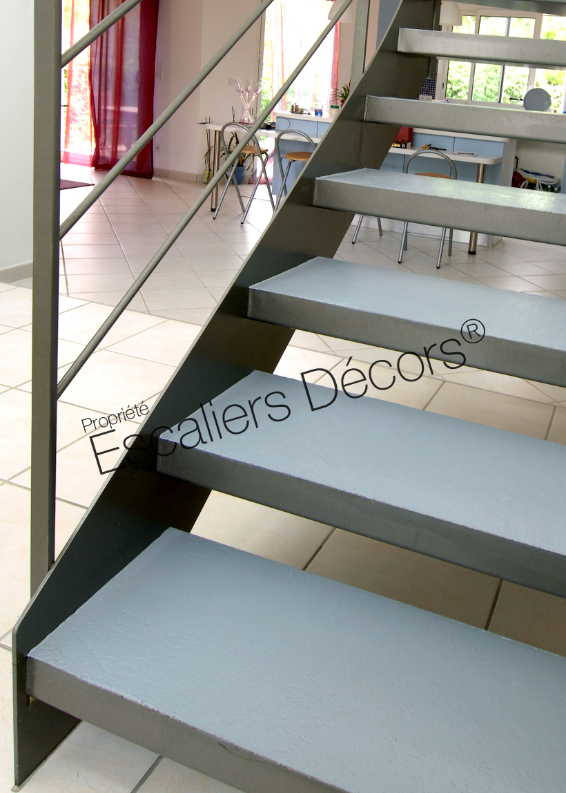 Photo DT30 - ESCA'DROIT® 1/4 Tournant Intermédiaire. Escalier intérieur design métal et béton pour une décoration contemporaine. Vue 6